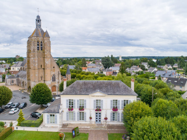 vue par drone mairie et église Neuville-aux-Bois
