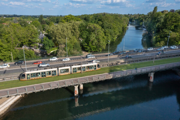vue par drone Olivet du tramway passant au dessus du du Loiret