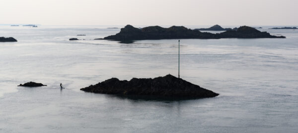 paddle se promenant au milieu d'iles bretonnes avec lumière en ombre chinoise