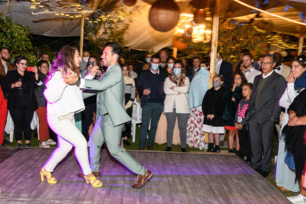 mariés dansant pour l'ouverture du bal