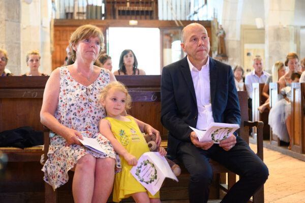 couple avec petite fille dans église