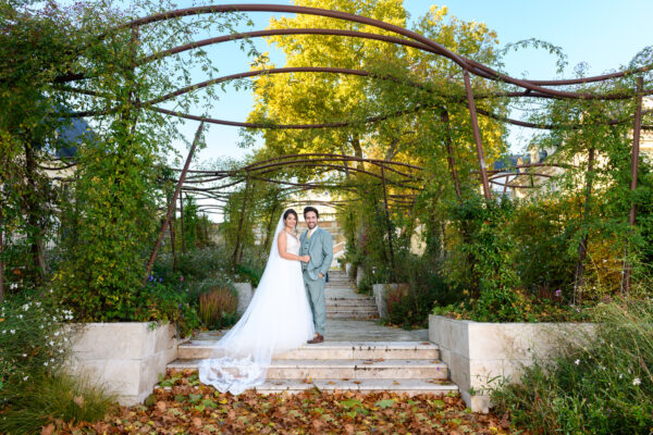 Mariés posant sous une tonnelle du Jardin Hélène Cadou Orléans