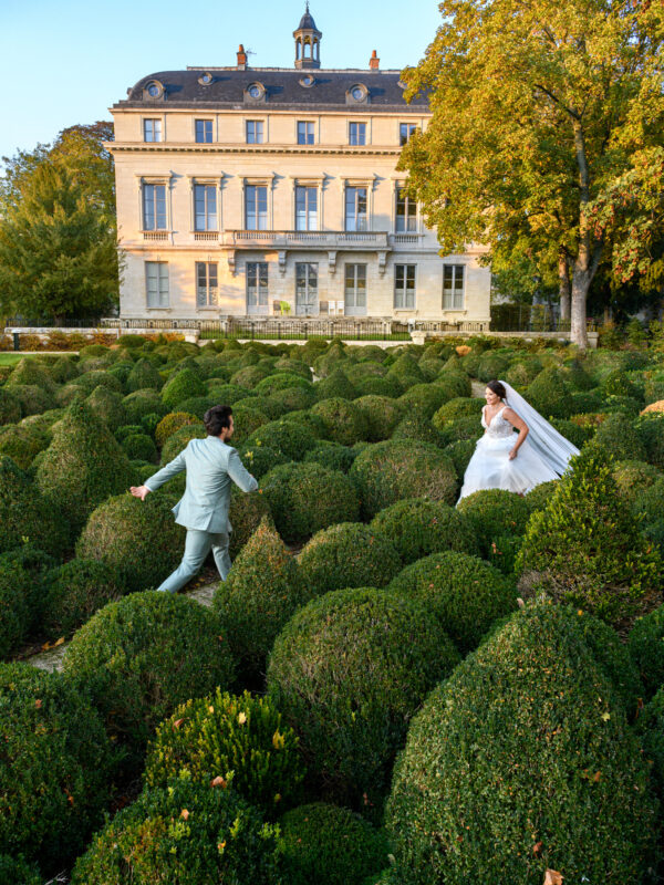 Mariés courant dans du buis Jardin Hélène Cadou Orléans