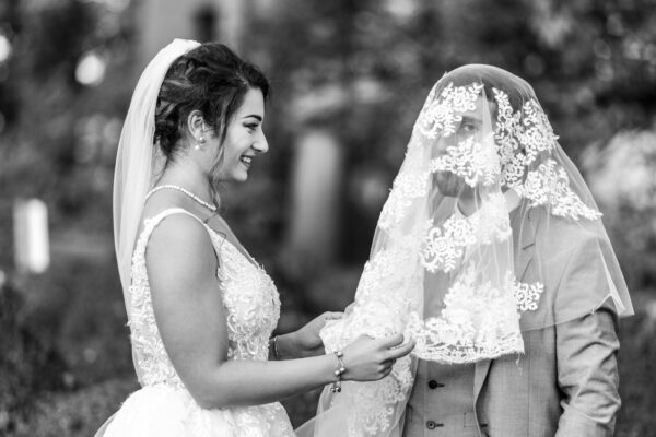 couple de mariés photo humoristique le marié est caché derrière le voile de la mariée