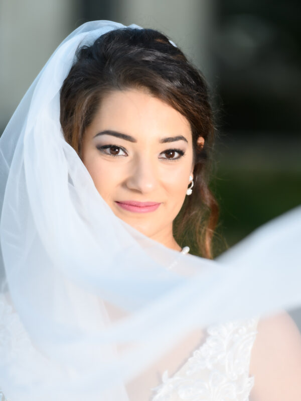 portrait d'une mariée son voile passant devant son visage
