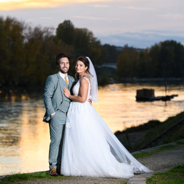 couple de mariés devant la Loire à Orléans au coucher du soleil