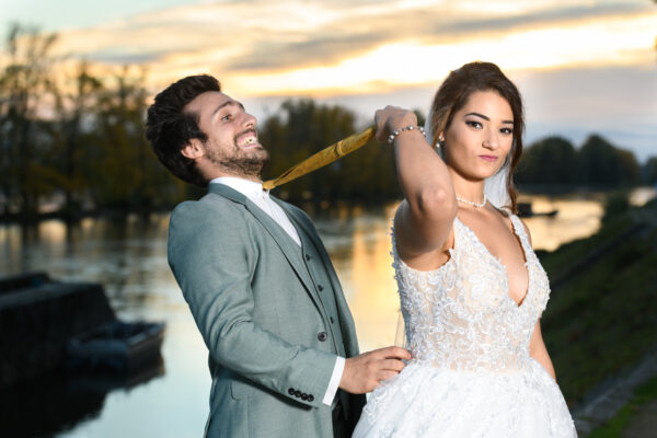 couple de mariés photo humoristique la mariée tire la cravate du marié