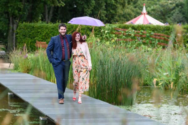portrait couple avec parapluie sous la pluie jardin des plantes Orléans