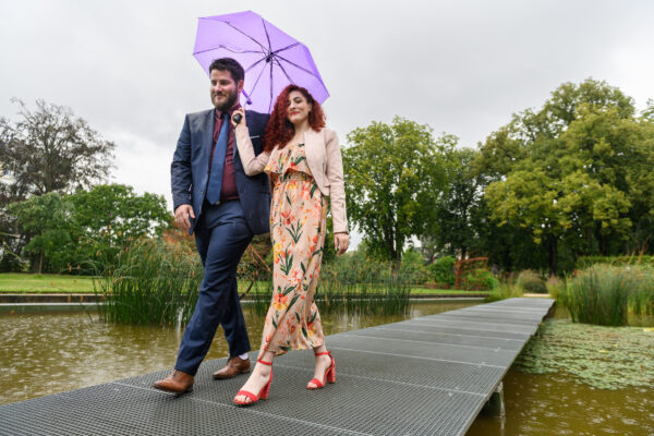 portrait couple avec parapluie sous la pluie