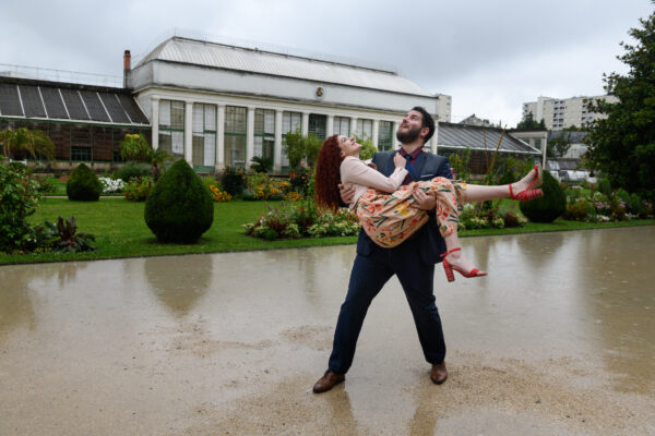 portrait couple au milieu de l'eau l'homme porte la femme
