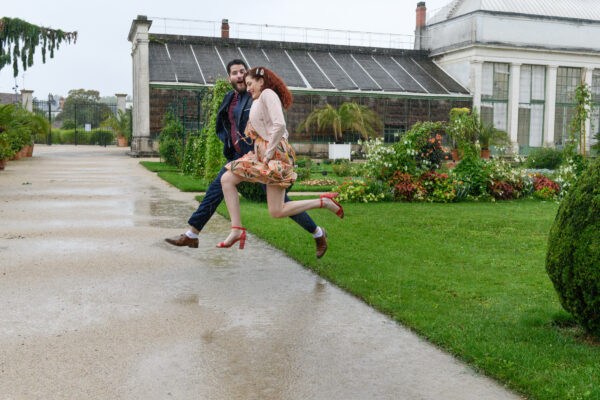 couple sautant sous la pluie