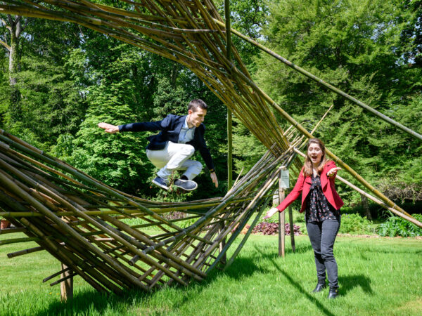 portrait couple homme sautant