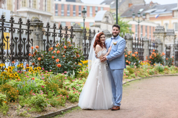 couple de marié dans le jardin de la mairie d'Orléans