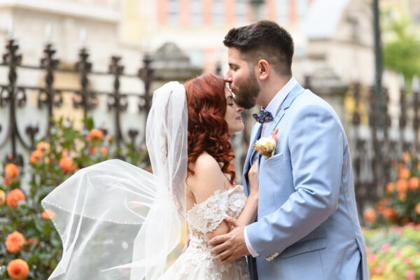 couple de mariés, marié posant un bisous sur le front de la mariée