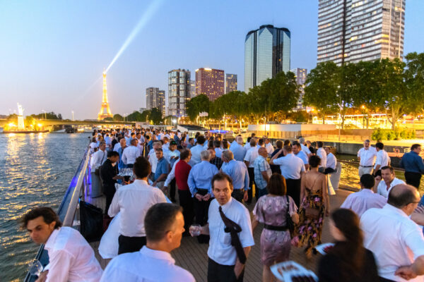 reportage évènementiel paris foule sur le pont d'une péniche sur la Seine