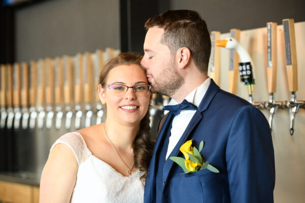 couple de mariés dans un bar à bières
