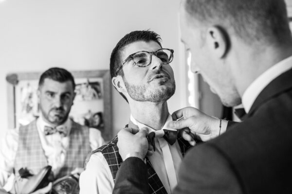 mariage habillage du marié pose du nœud papillon sous les yeux du frère