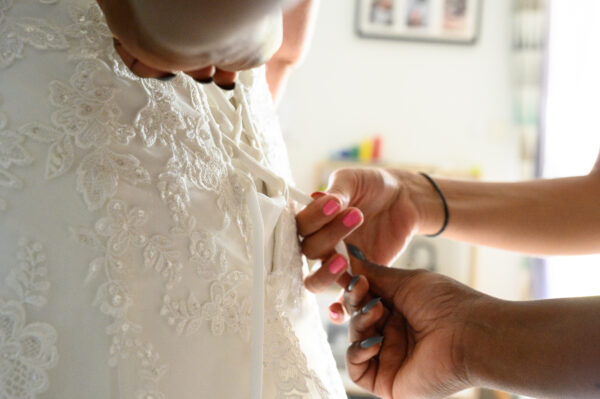 fermeture de la robe par les témoins