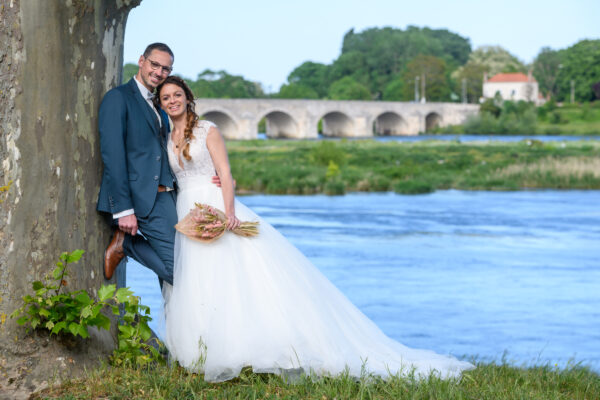 couple de marié devant la loire