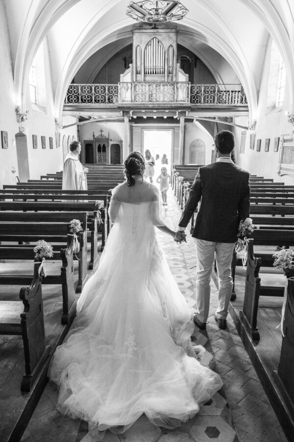 mariés sortant de l'église noir et blanc