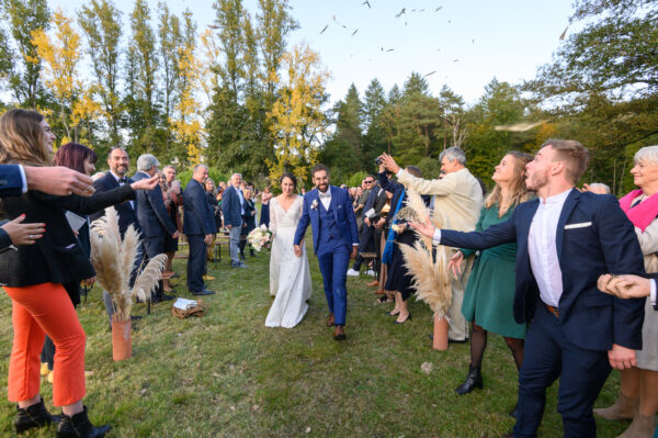 mariés sortant d'une cérémonie laïque les invités lancent des confettis