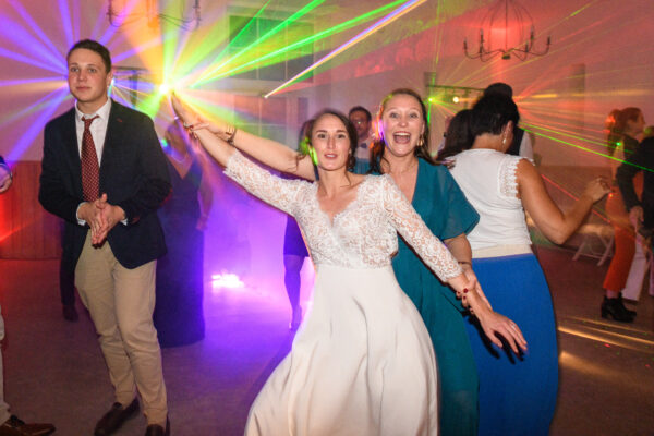 mariée dansant sous les projecteurs de couleur