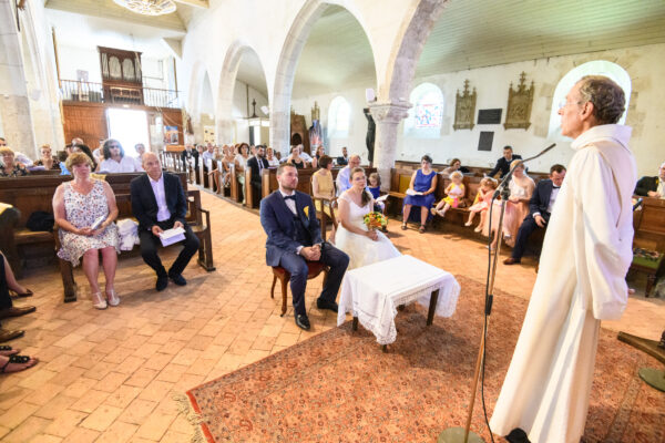 mariés dans église avec un prêtre auréolé