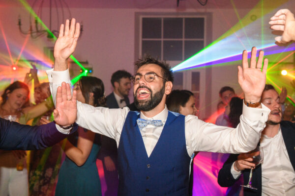 marié dansant sous les projecteurs de couleur