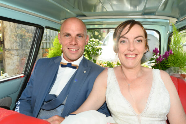 mariés dans une vieille voiture