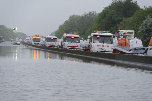 vinci cofiroute gestion d'une inondation sur l'autoroute A10 dépanneuses au milieu de l'eau