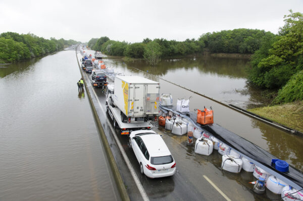 vinci cofiroute gestion d'une inondation sur l'autoroute A10 dépanneuses au milieu de l'eau