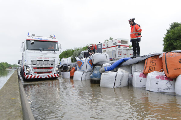 vinci cofiroute gestion d'une inondation sur l'autoroute A10 dépanneuses roulant dans l'eau