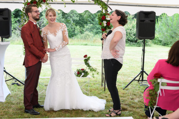 mariage laïque mariés rient