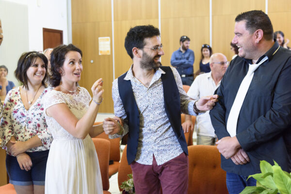 mariés rigolant à la mairie