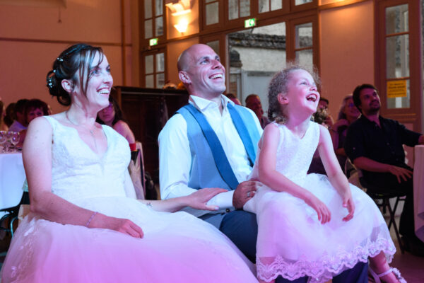 mariage mariés riant avec leur fille