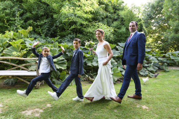 famille marchant synchronisés dans un jardin