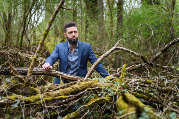 portrait homme en costume en forêt
