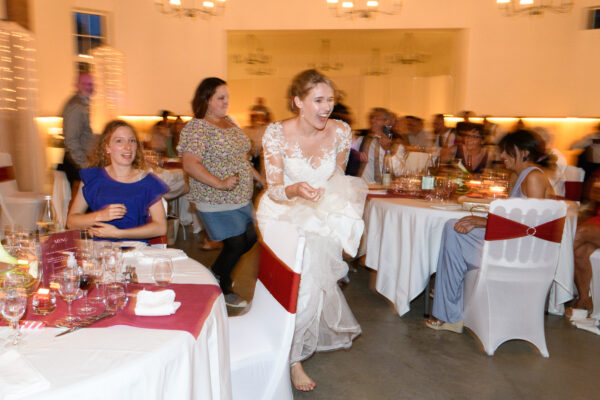 mariage course de la mariée dans une salle pour un jeu