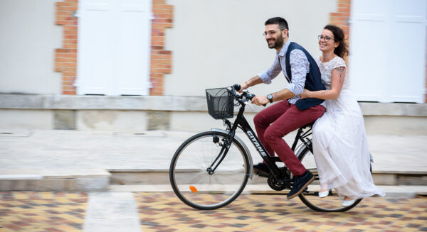 Couple de Mariés en vélo avec mouvement à Saint Jean de Braye