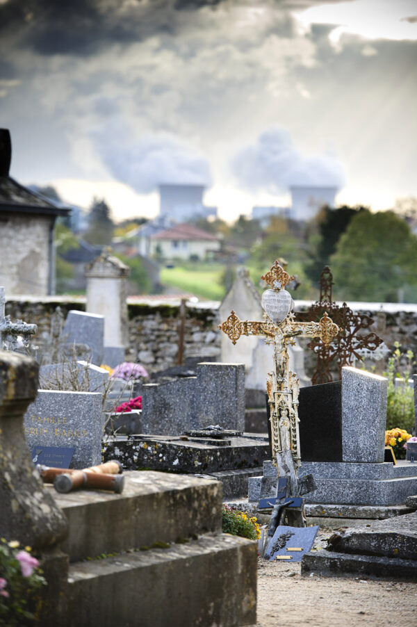 cimetière tombes devant une centrale nucléaire