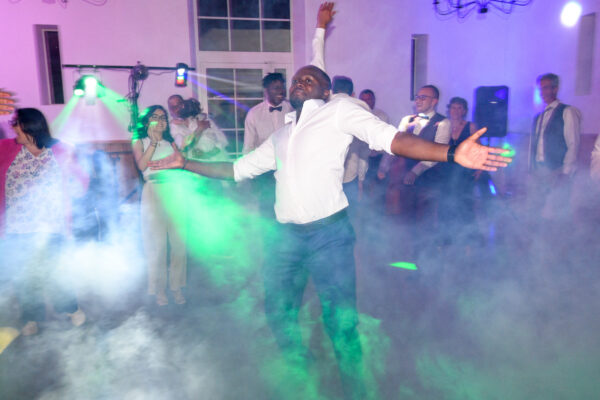 mariage danse d'un invité au milieu des projecteurs et de la fumée
