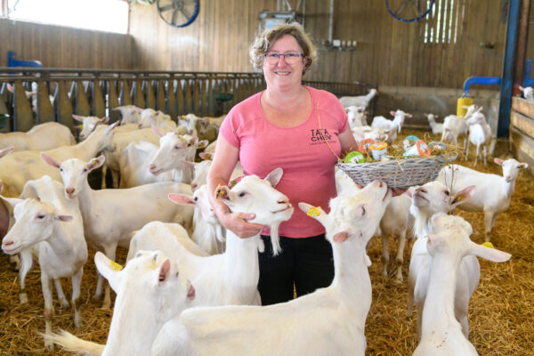 portrait Tata Chev' producteur adhérent c du centre au milieu des chèvres
