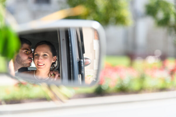 mariage reflet des mariés dans le rétroviseur d'une voiture