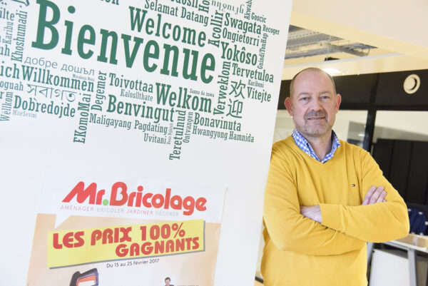 portrait professionnel monsieur bricolage homme devant une affiche