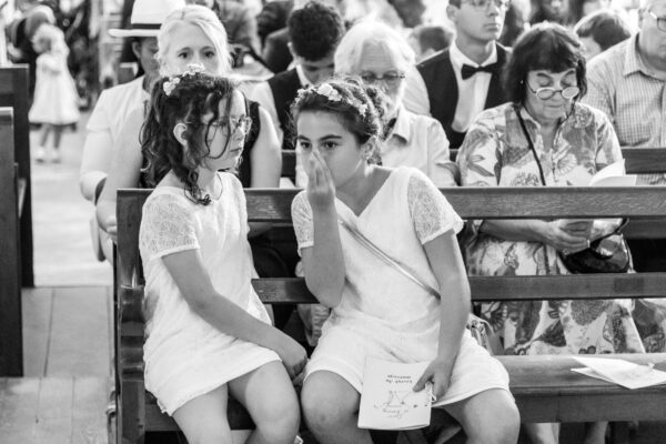 petites filles chuchotant dans l'église
