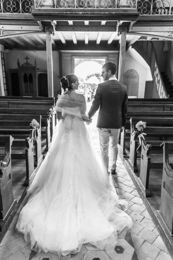 mariés sortant de l'église