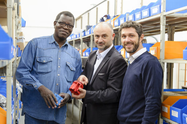 vergnet hydro trois hommes autour d'un produit