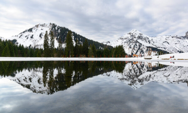 paysage montagne enneigée reflet de la montagne dans l'eau