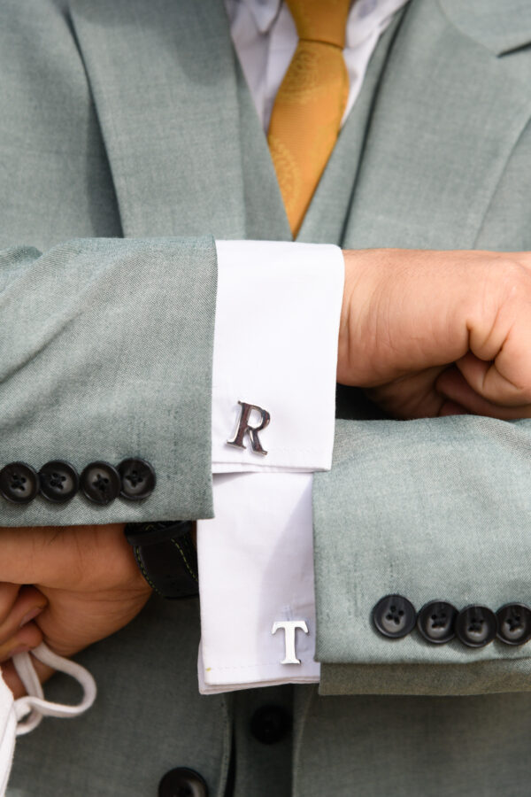 marié montrant ses boutons de manchette