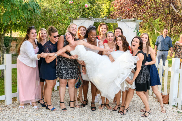 mariée portée par son groupe d'amies